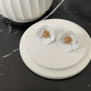 (4/$15) Cute White and Gold Flower Earrings